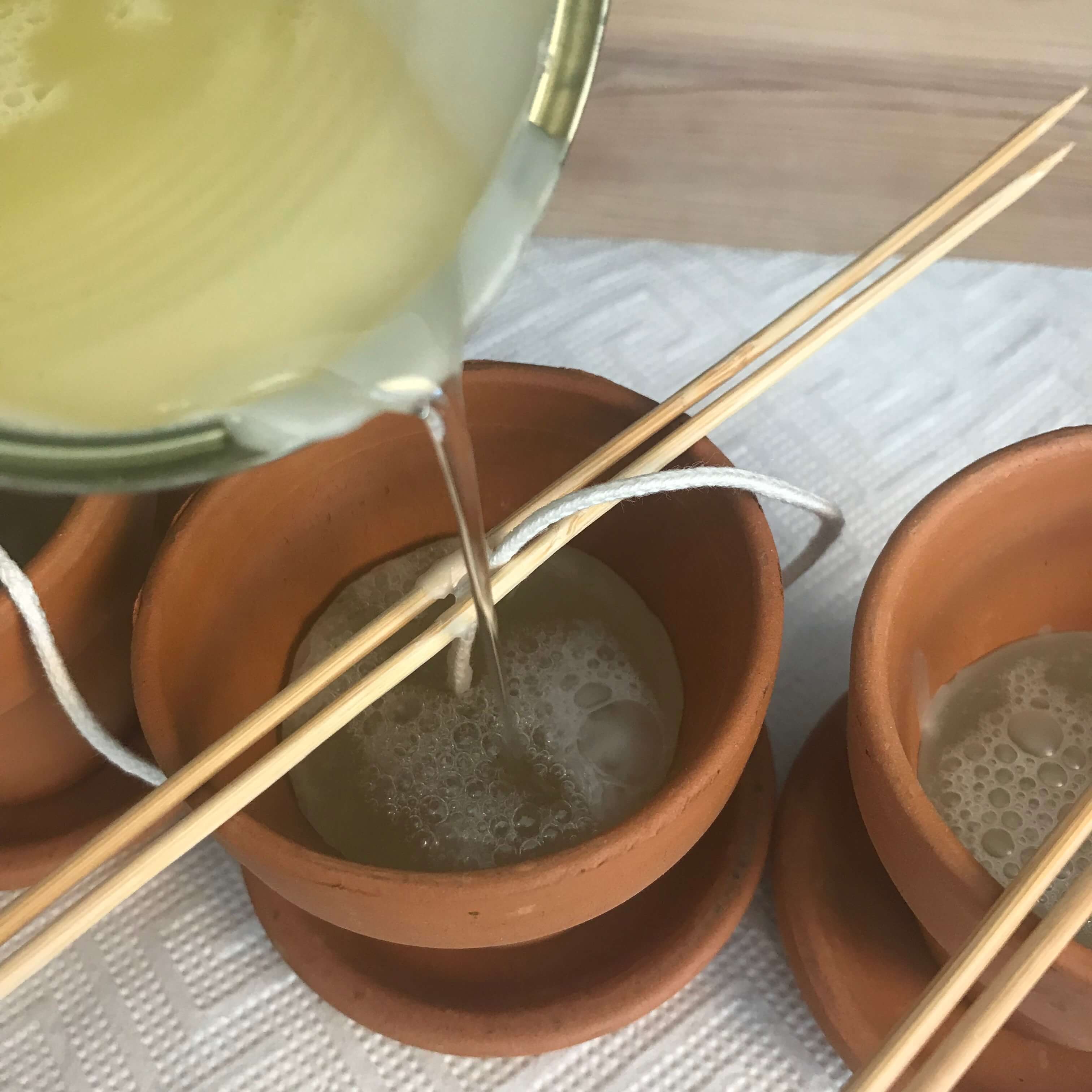 Citronella Kerzen selbermachen Wachs einfüllen