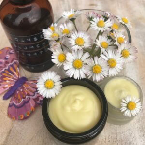 Pflegende Handcreme mit Gänseblümchen selbermachen